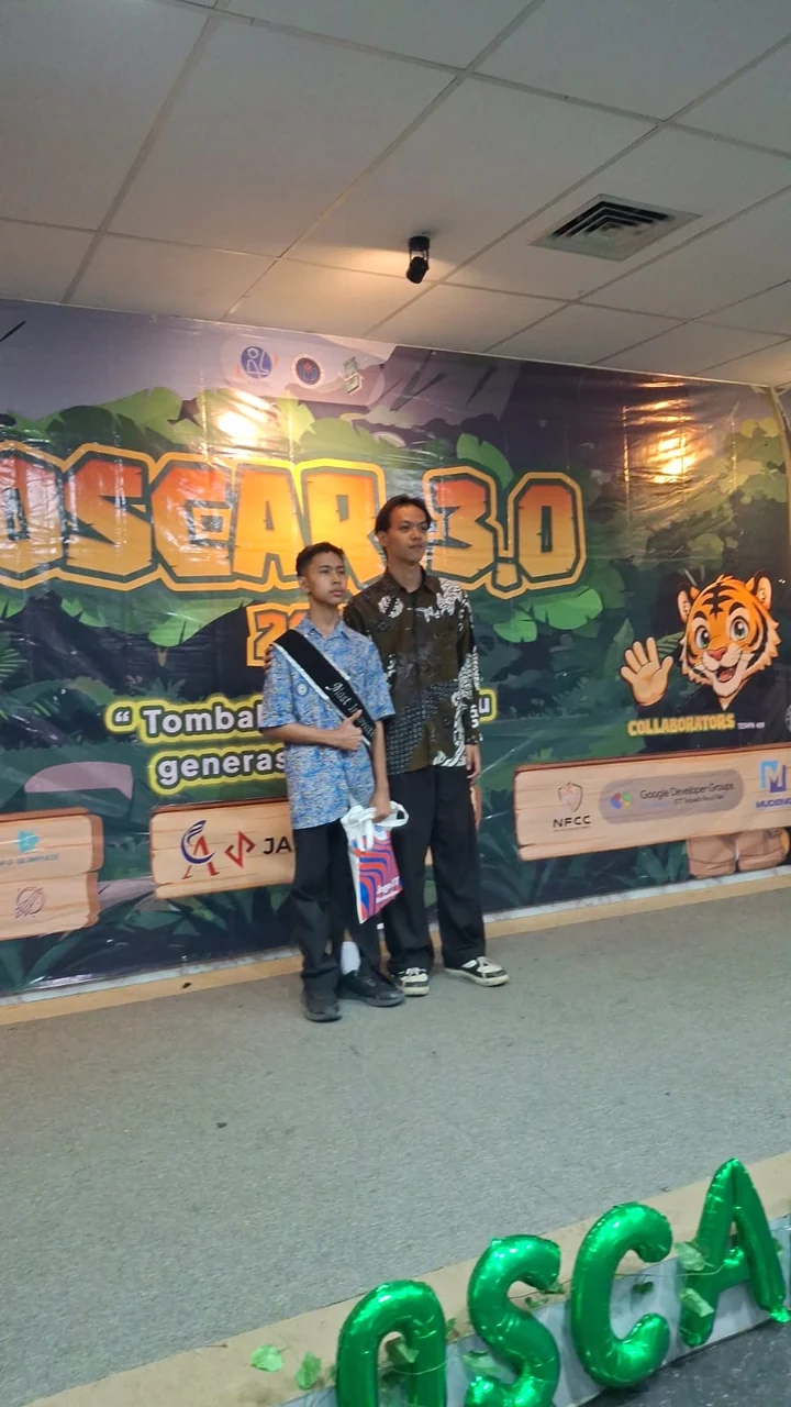 Dokumentasi Raja bersama peserta lain di depan latar acara OSCAR 3.0